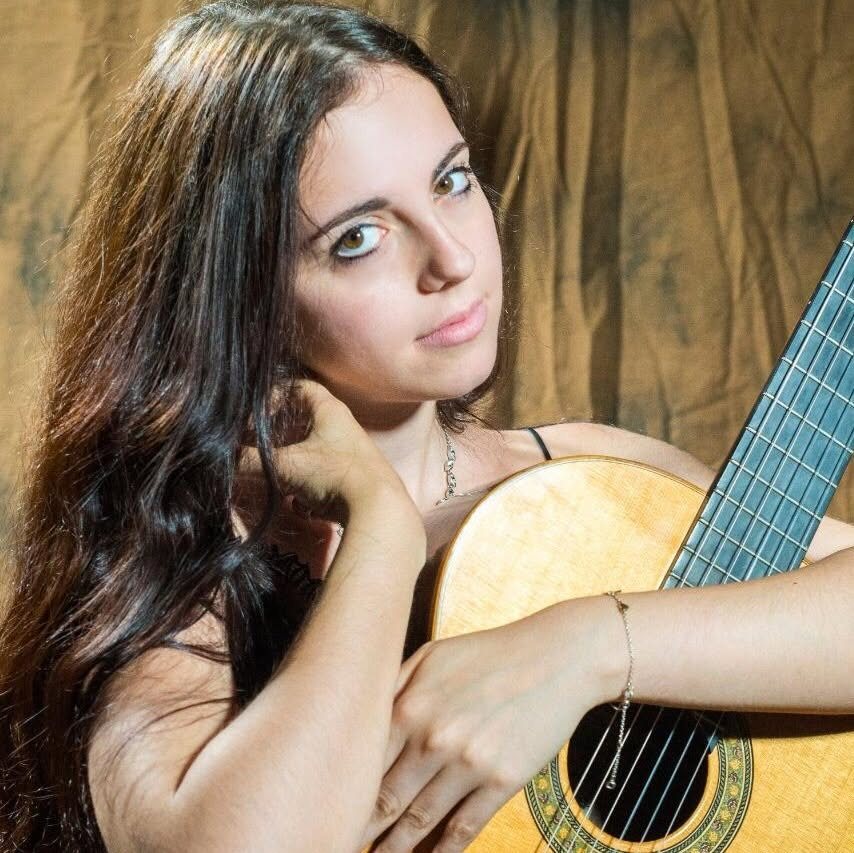 Allieva dell'Istituto Musicale Corriero con chitarra classica