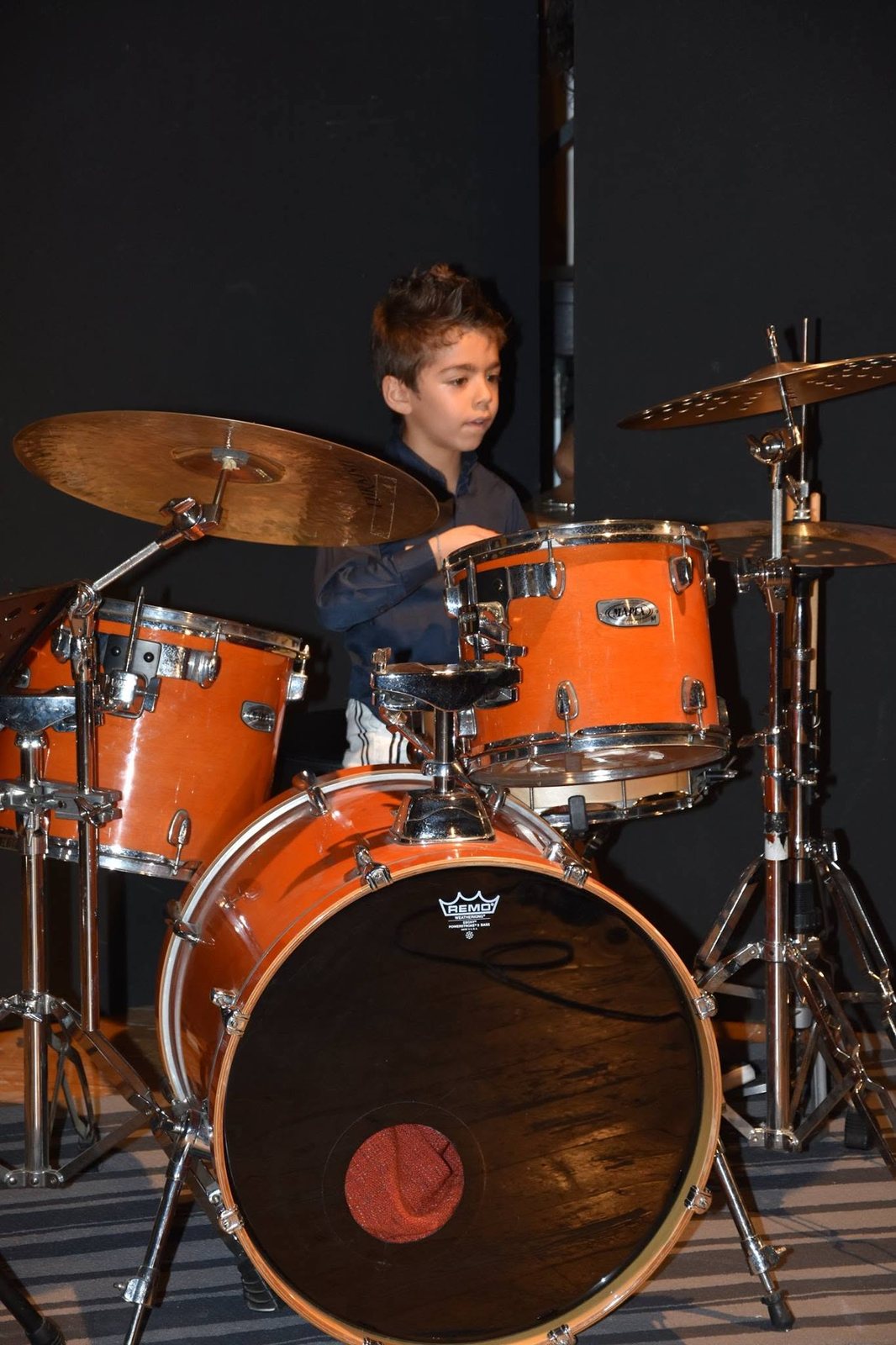 Bambino con chitarra classica in primo piano