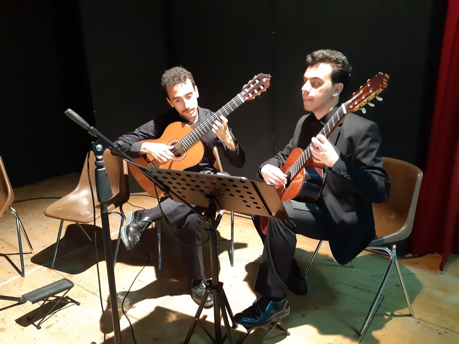 Due chitarristi dell'Istituto Corriero in concerto