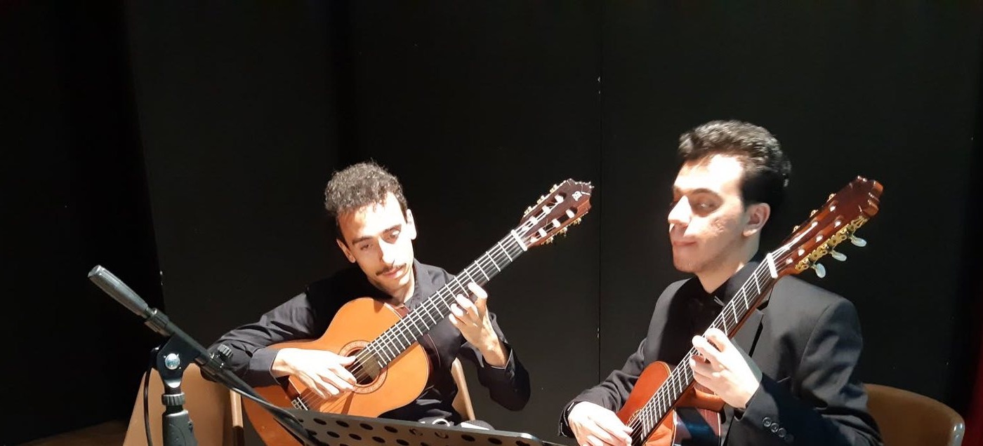Due allievi dell'Istituto Corriero suonano la chitarra in duo