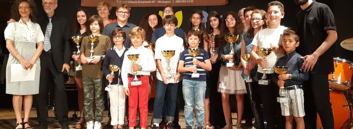 Allievi dell'Istituto Corriero premiati durante un saggio di fine corso