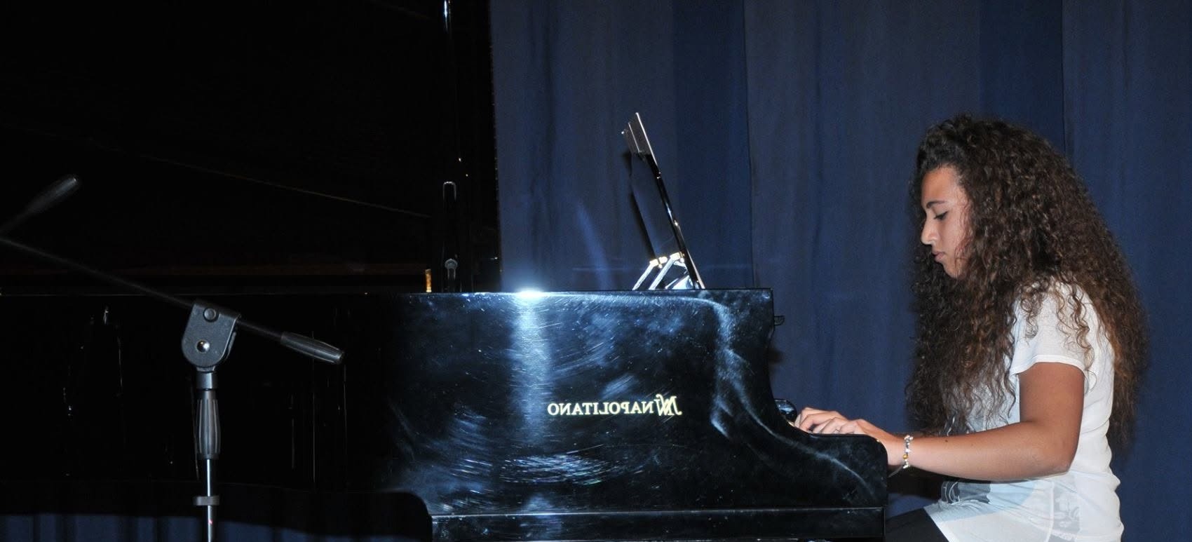 Allieva dell'Istituto Corriero al pianoforte durante un saggio