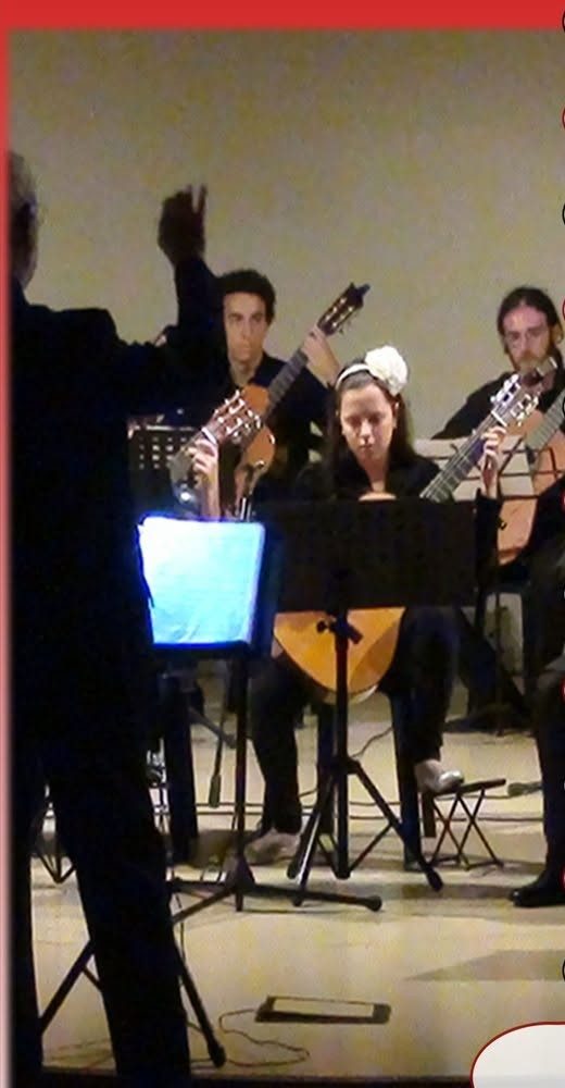 Il Maestro Luca Corriero dirige l'orchestra di chitarre dell'Istituto