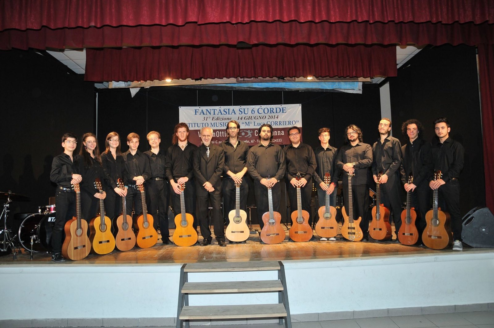Il M° Luca Corriero con l'intera Orchestra di Chitarre dell'Istituto sul palco